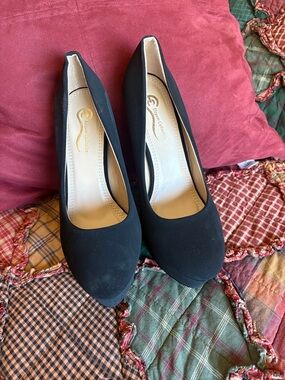 Elegant Collection Black Closed-Toe Pumps 7.5